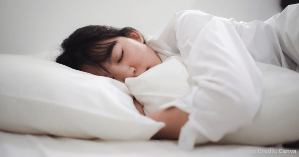 편안하게 숙면을 취하는 여성 (Woman Sleeping Comfortably on a Pillow)