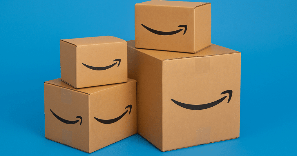 아마존 택배 박스가 파란색 배경 위에 쌓여 있는 모습 (Amazon Parcels Stacked on Blue Background)