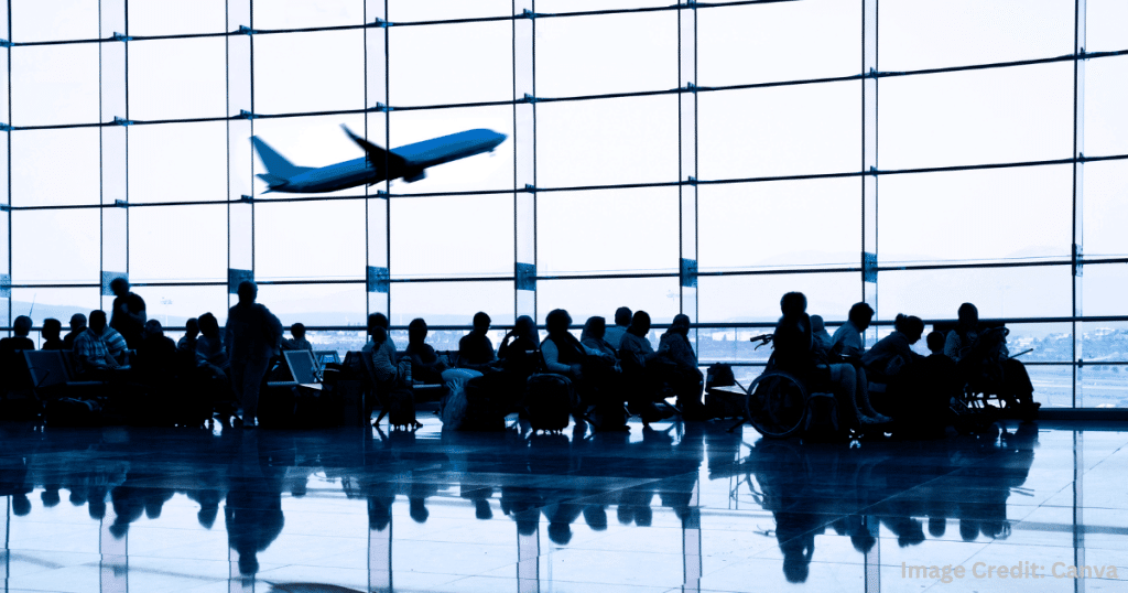 공항 대기실에서 비행기를 기다리는 승객들 (Passengers Waiting for Flight at Airport)