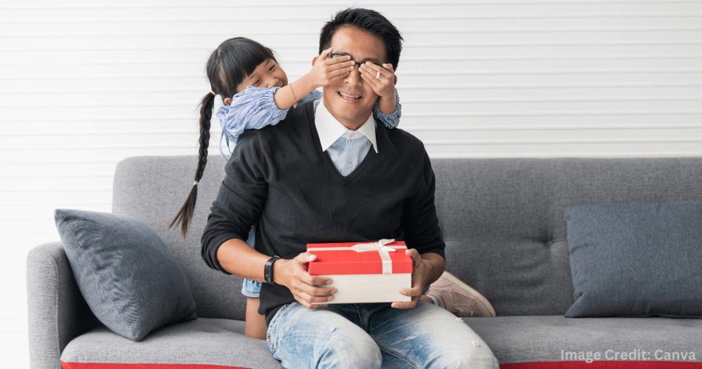 아버지날 선물을 받는 아빠와 딸 (Father Receiving Father’s Day Gift from Daughter)